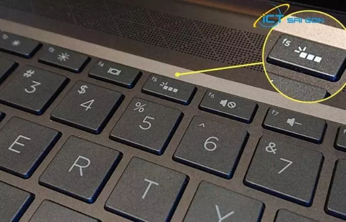 Dùng phím cứng để bật đèn bàn phím laptop