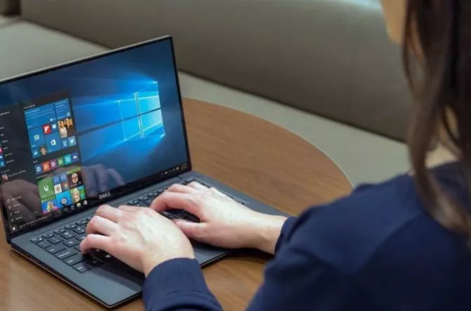 Màn hình laptop bị ẩm: Nguyên nhân và cách khắc phục hiệu quả