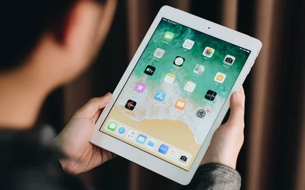 Khắc phục màn hình iPad Air 2 bị nhòe màu bằng cách dùng tay vỗ