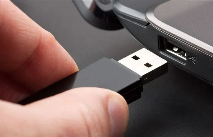 Rút USB khỏi máy tính